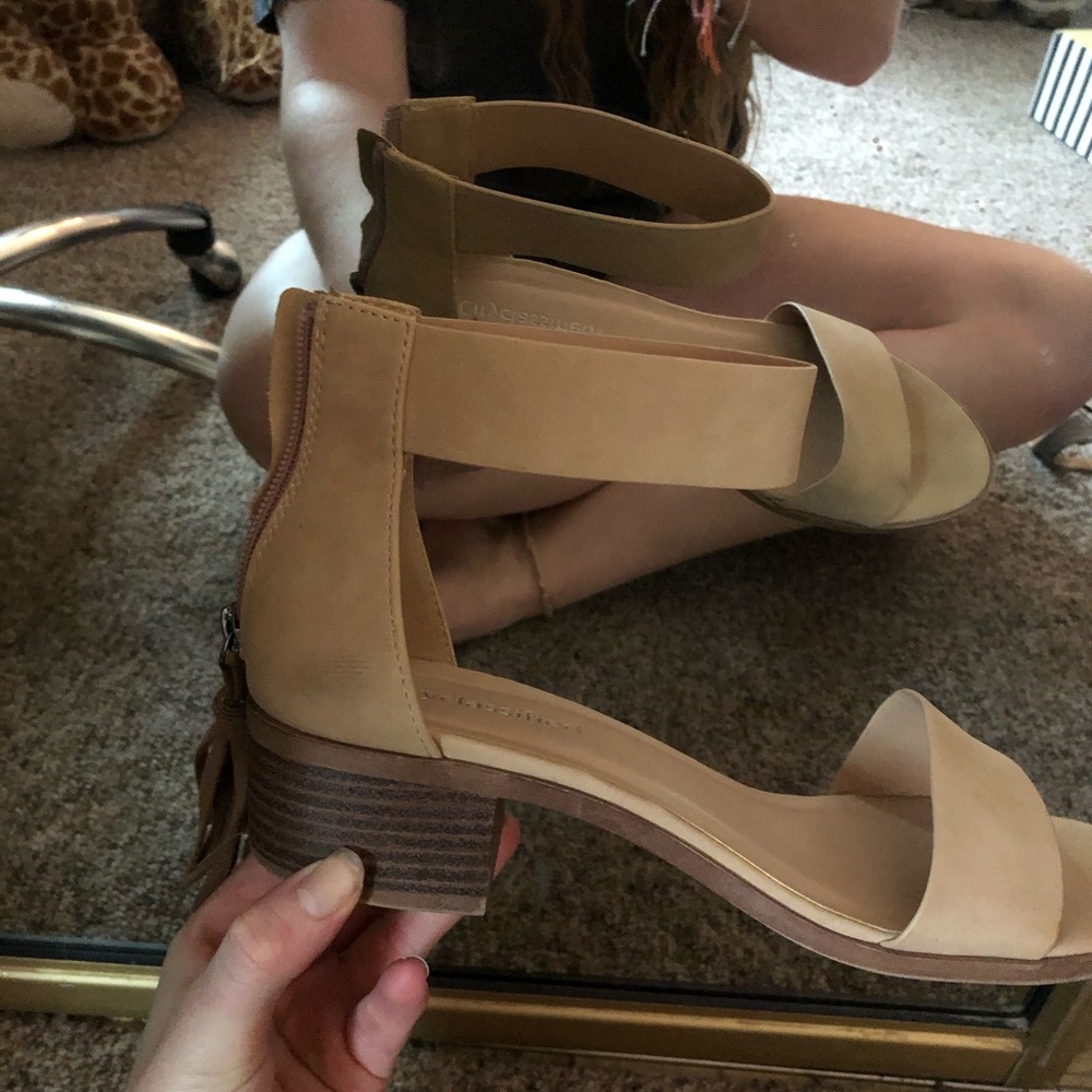 Sandals with heel and tassel zipper